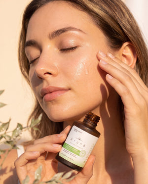 Niacinamide Hydrating Serum lifestyle shot